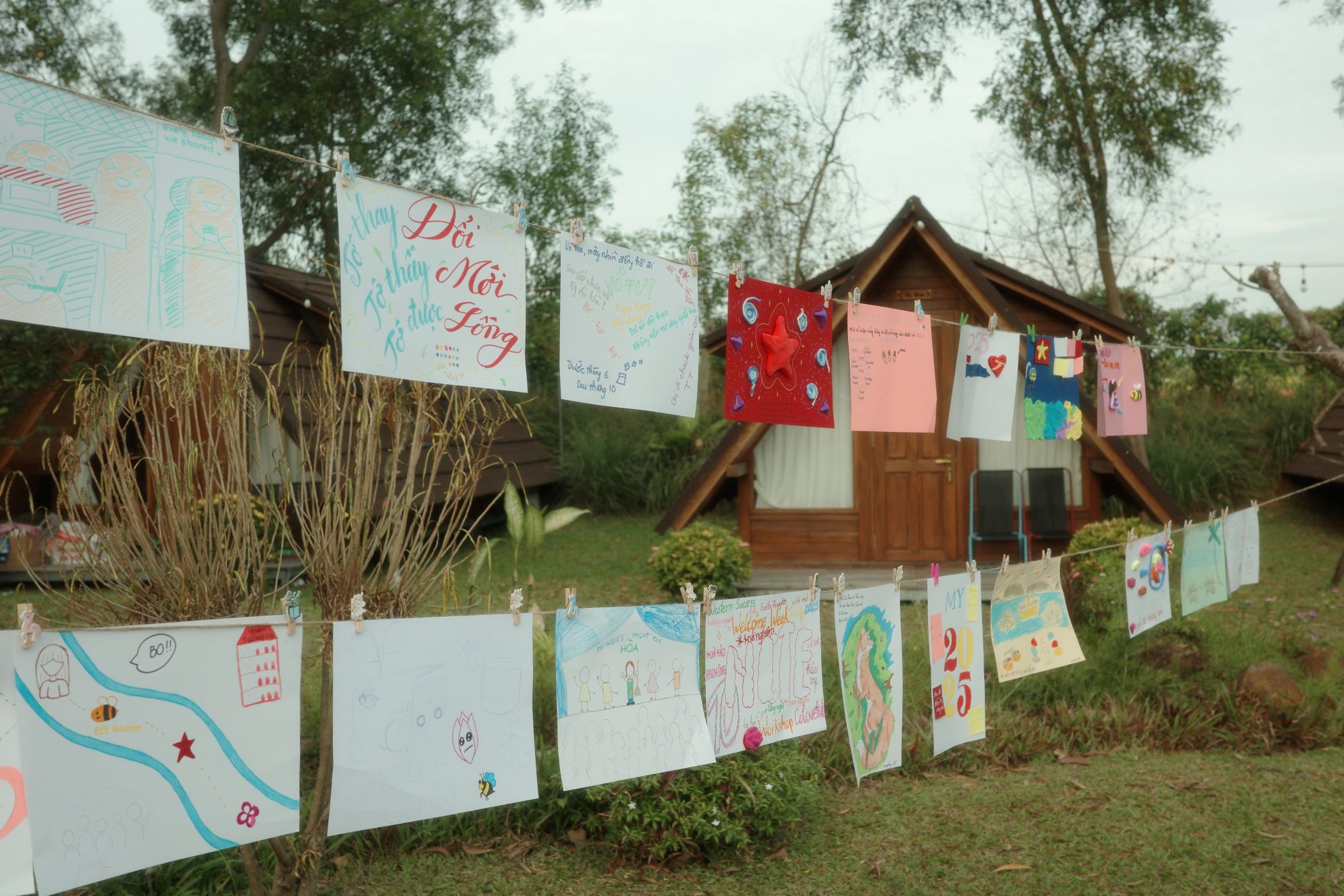 Không gian trưng bày các tác phẩm nghệ thuật do sinh viên sáng tạo