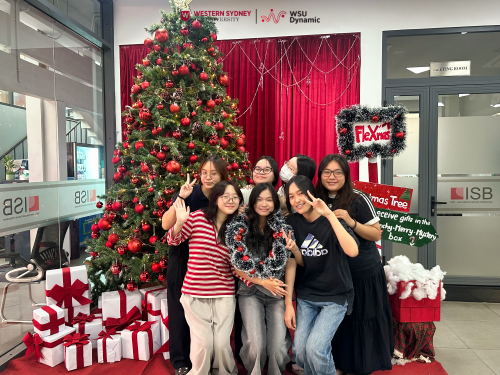 Không gian check-in rực rỡ sắc xanh - đỏ nhanh chóng trở thành điểm hẹn quen thuộc của sinh viên Western Sydney Việt Nam. 