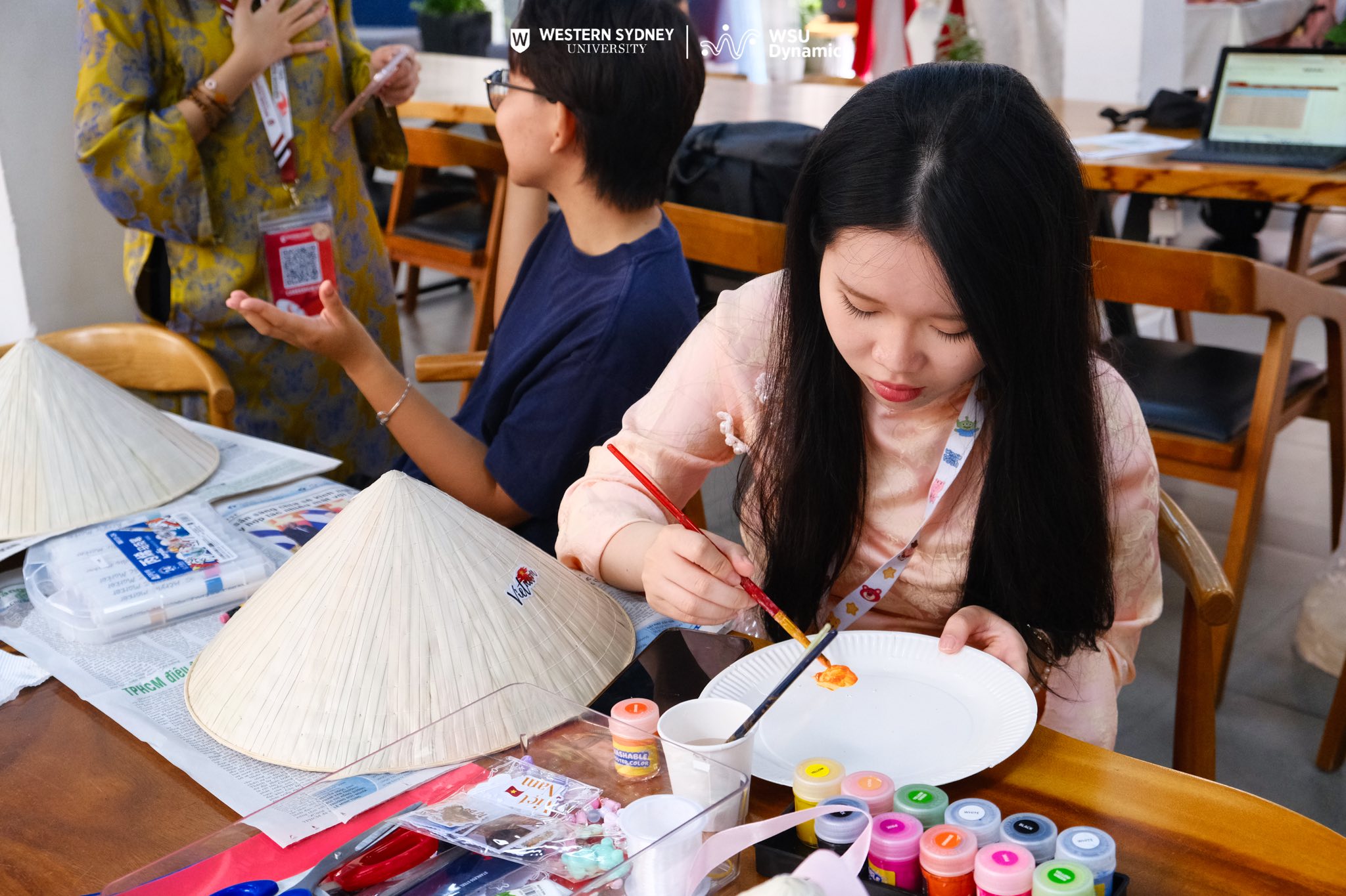 Từng nét vẽ, từng chi tiết trang trí đều thể hiện sự tỉ mỉ và tinh thần sáng tạo của sinh viên