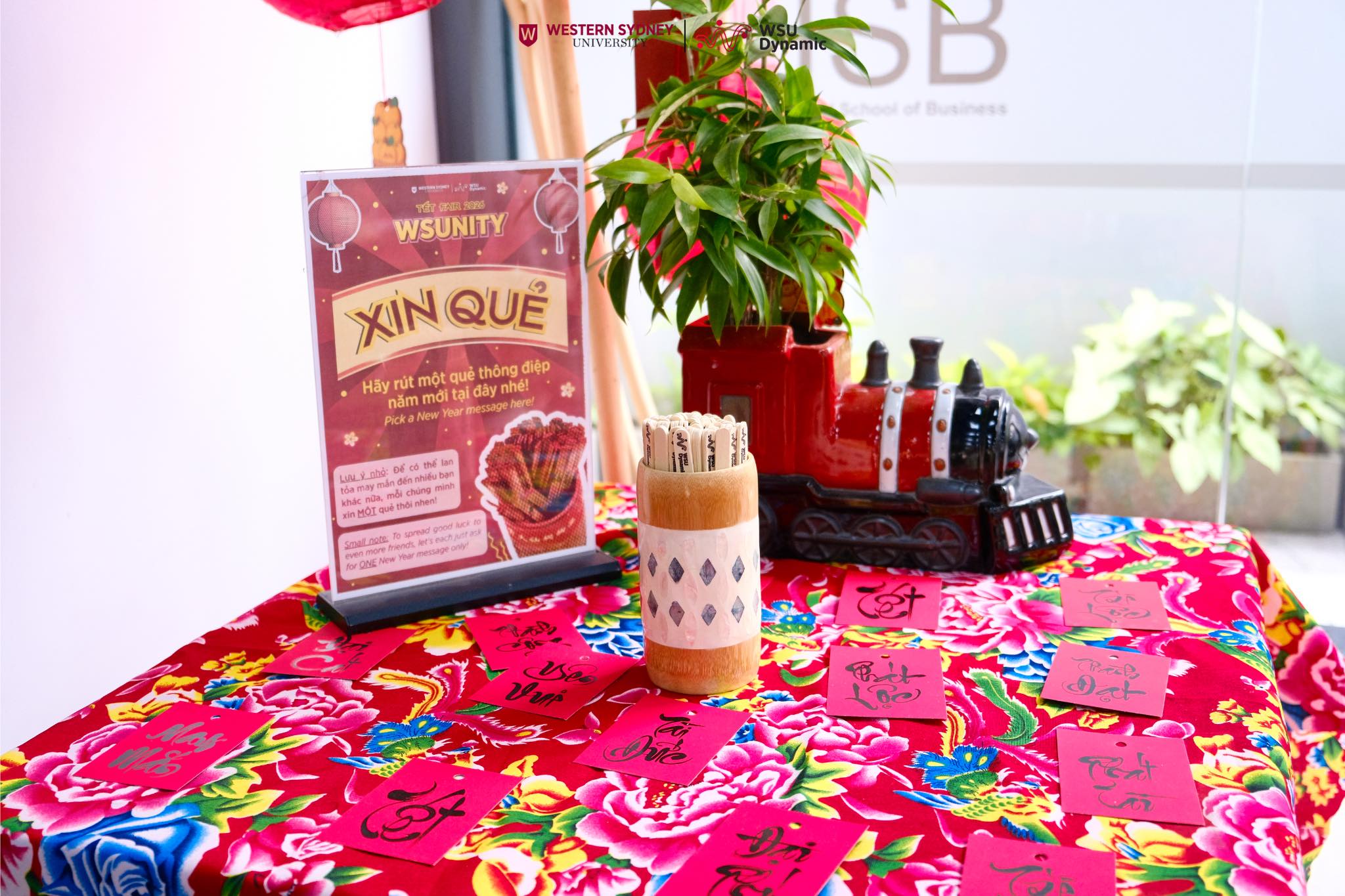 Góc rút xăm ngày Tết mang đến những thông điệp tích cực, mở đầu năm mới với nhiều hy vọng và năng lượng