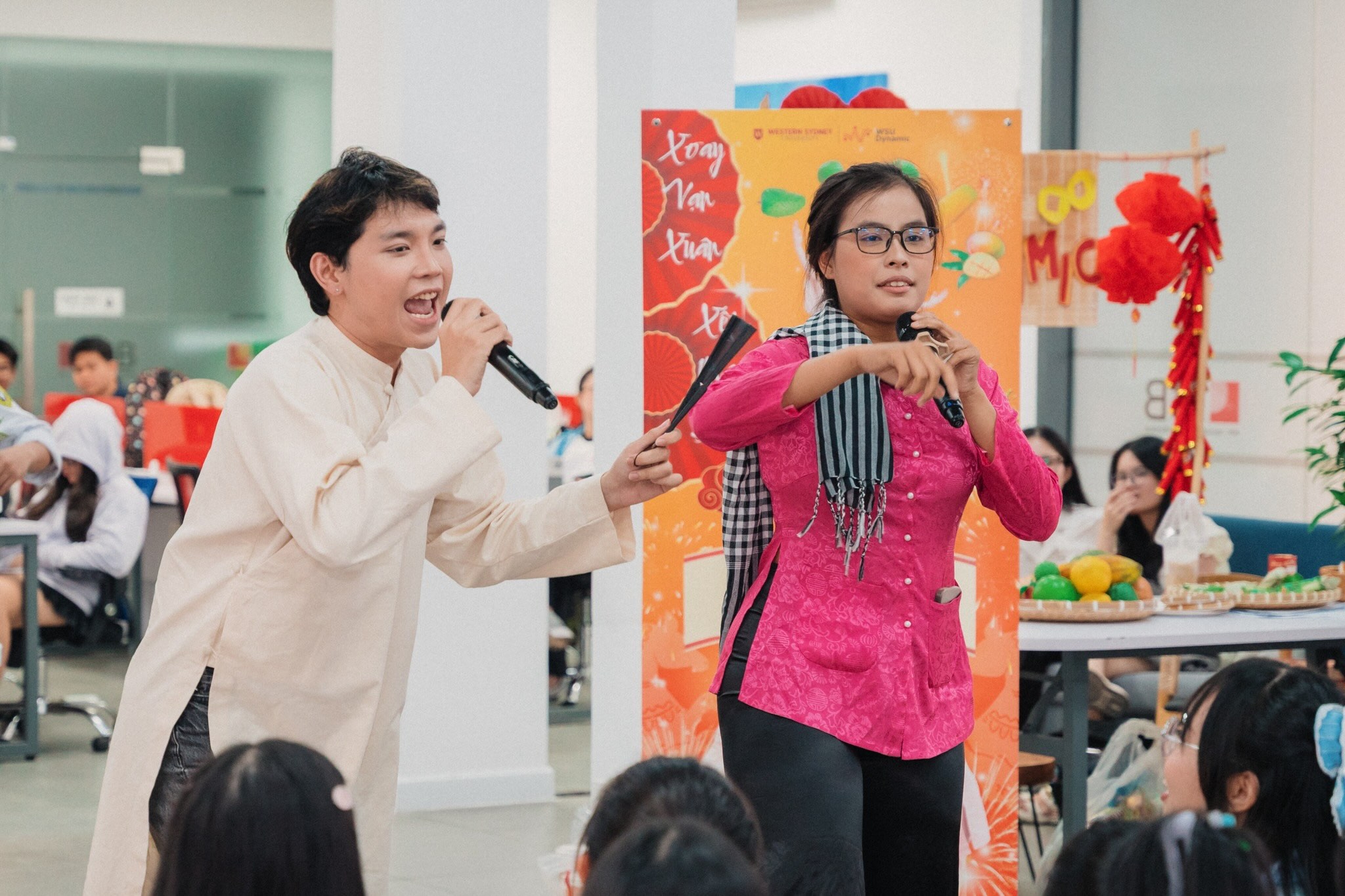 Sự dẫn dắt duyên dáng của người hò lô tô đã khuấy động tinh thần khán giả, biến mỗi lượt quay số thành một màn trình diễn vô cùng dí dỏm