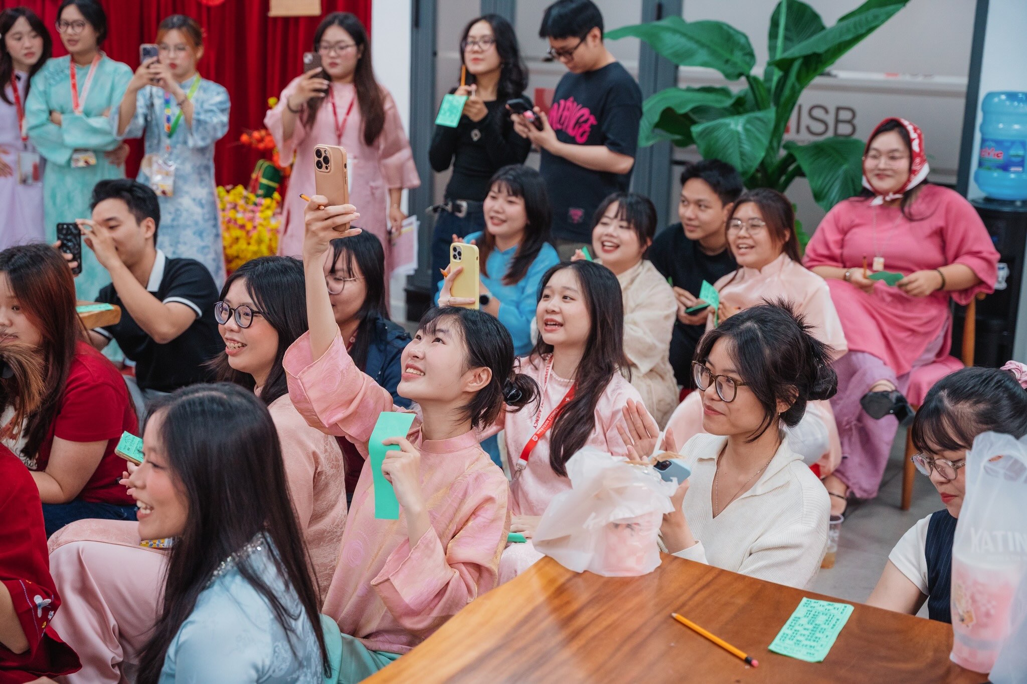 Sinh viên chăm chú dò từng ô trên tấm vé của mình, háo hức mong chờ khoảnh khắc chiến thắng