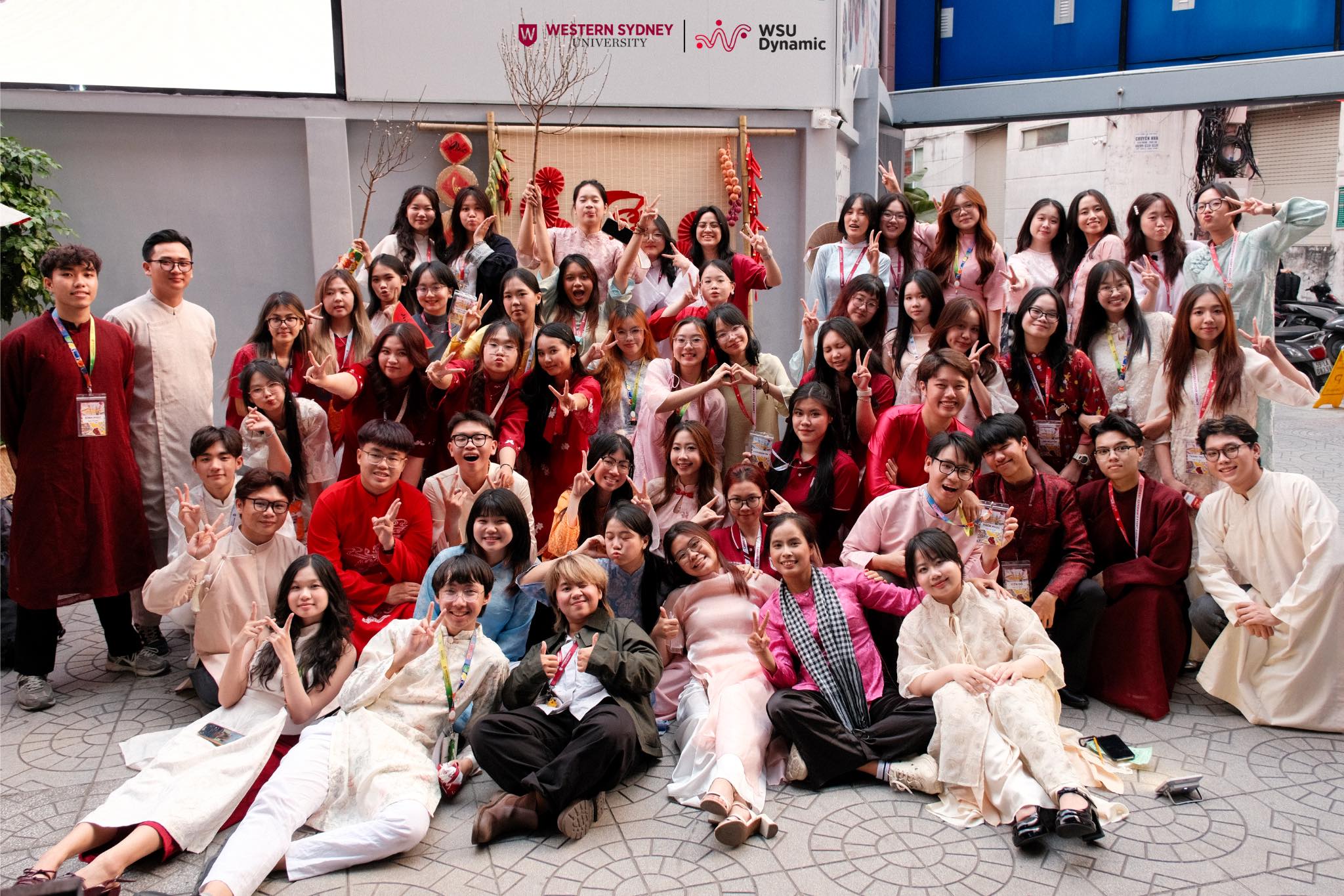 Tập thể ban tổ chức và người tham dự